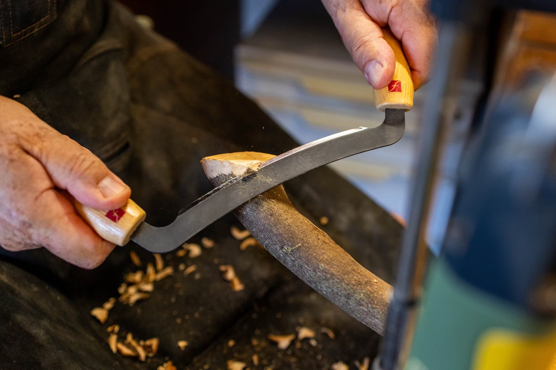 Arbeit mit dem Zugmesser an einem Stock
